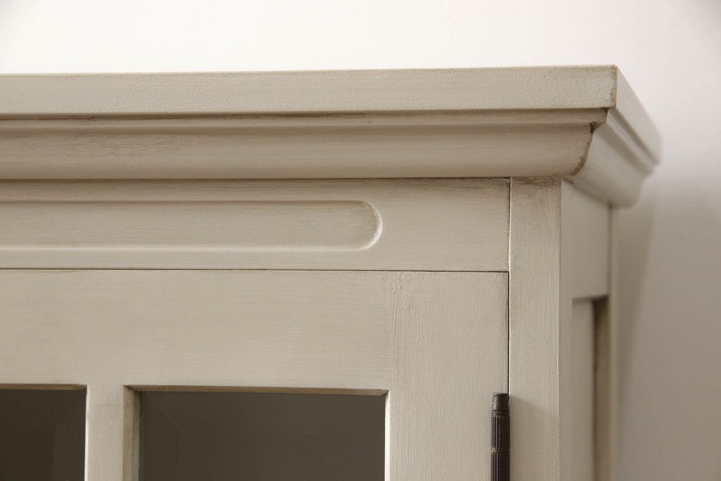 食器棚をペイントリメイク!高品質リペアを施し、脚を取り付け。本体をアンティークホワイトにペイント、天板・土台・脚を明るい茶色に着色仕上げ。