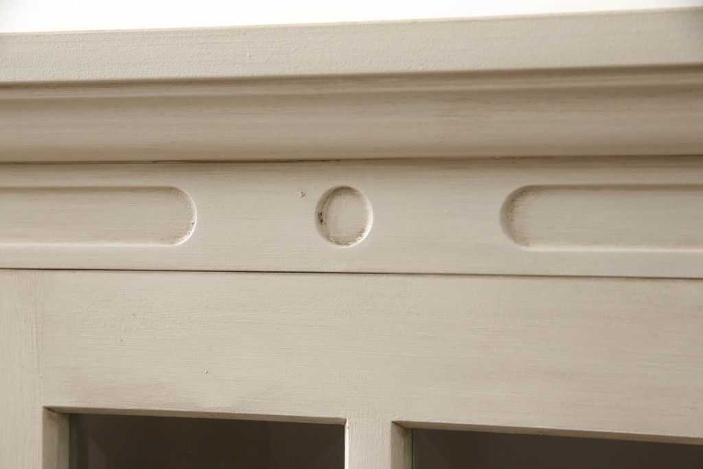 食器棚をペイントリメイク!高品質リペアを施し、脚を取り付け。本体をアンティークホワイトにペイント、天板・土台・脚を明るい茶色に着色仕上げ。