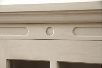 食器棚をペイントリメイク!高品質リペアを施し、脚を取り付け。本体をアンティークホワイトにペイント、天板・土台・脚を明るい茶色に着色仕上げ。