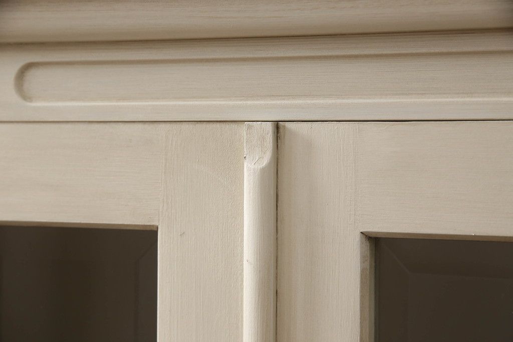 食器棚をペイントリメイク!高品質リペアを施し、脚を取り付け。本体をアンティークホワイトにペイント、天板・土台・脚を明るい茶色に着色仕上げ。