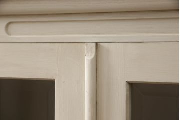 食器棚をペイントリメイク!高品質リペアを施し、脚を取り付け。本体をアンティークホワイトにペイント、天板・土台・脚を明るい茶色に着色仕上げ。