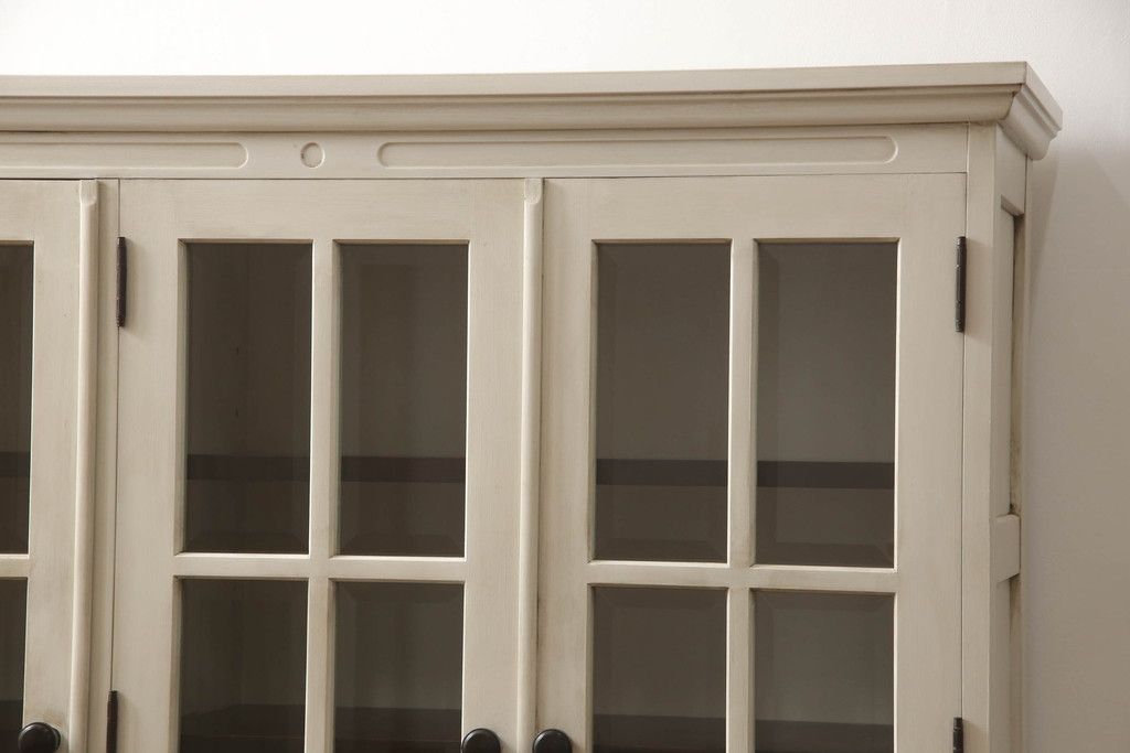 食器棚をペイントリメイク!高品質リペアを施し、脚を取り付け。本体をアンティークホワイトにペイント、天板・土台・脚を明るい茶色に着色仕上げ。