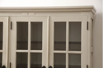 食器棚をペイントリメイク!高品質リペアを施し、脚を取り付け。本体をアンティークホワイトにペイント、天板・土台・脚を明るい茶色に着色仕上げ。