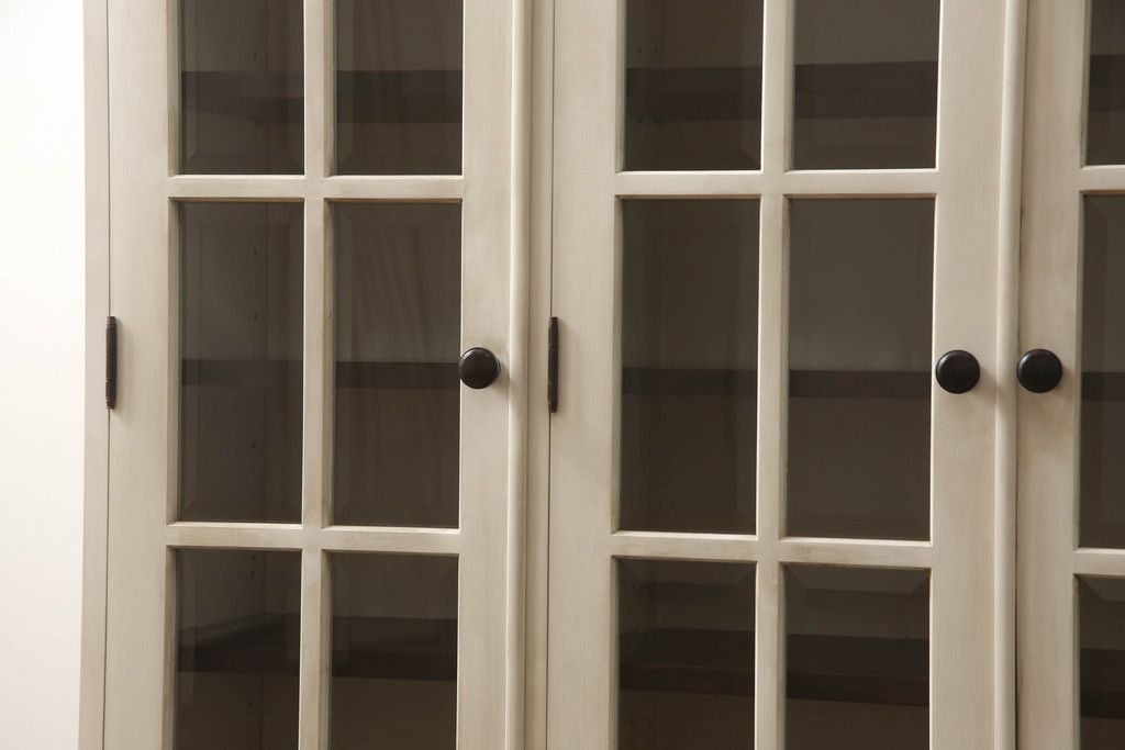 食器棚をペイントリメイク!高品質リペアを施し、脚を取り付け。本体をアンティークホワイトにペイント、天板・土台・脚を明るい茶色に着色仕上げ。