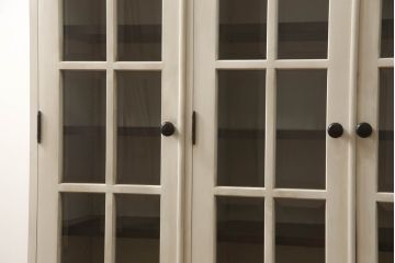 食器棚をペイントリメイク!高品質リペアを施し、脚を取り付け。本体をアンティークホワイトにペイント、天板・土台・脚を明るい茶色に着色仕上げ。