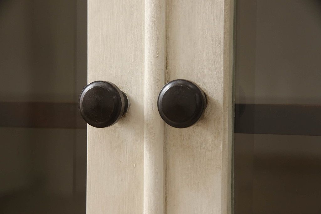 食器棚をペイントリメイク!高品質リペアを施し、脚を取り付け。本体をアンティークホワイトにペイント、天板・土台・脚を明るい茶色に着色仕上げ。