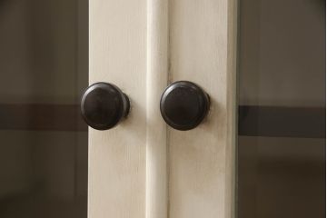 食器棚をペイントリメイク!高品質リペアを施し、脚を取り付け。本体をアンティークホワイトにペイント、天板・土台・脚を明るい茶色に着色仕上げ。