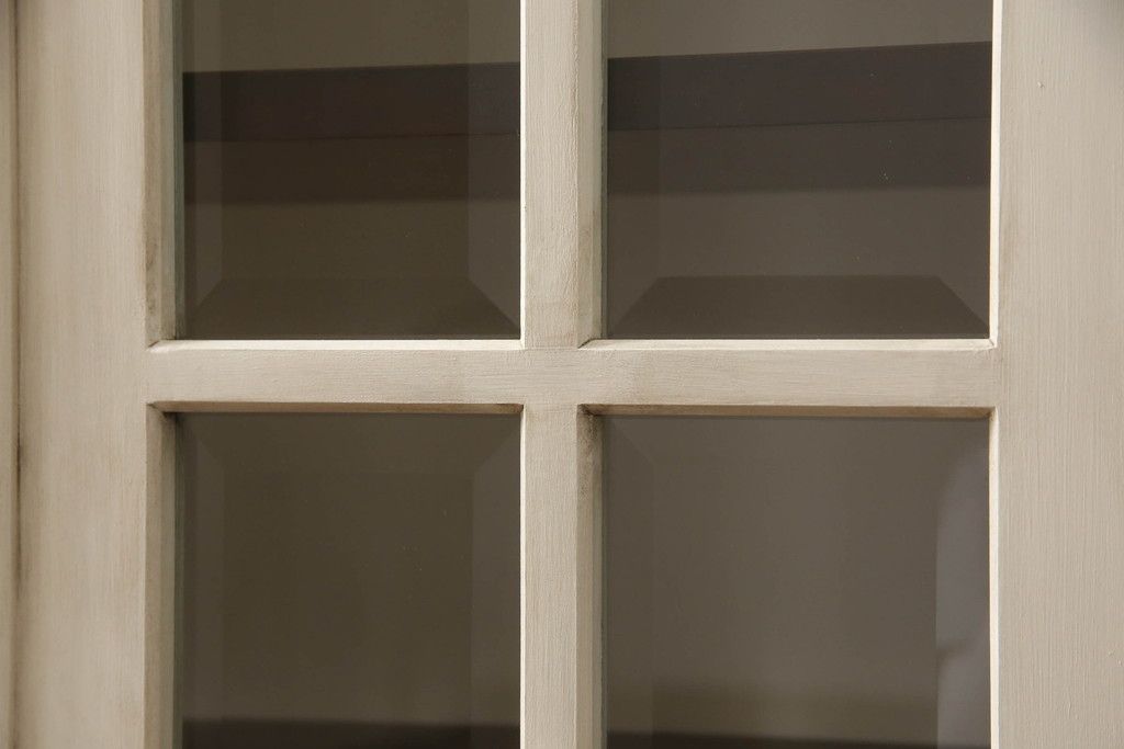 食器棚をペイントリメイク!高品質リペアを施し、脚を取り付け。本体をアンティークホワイトにペイント、天板・土台・脚を明るい茶色に着色仕上げ。