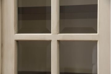 食器棚をペイントリメイク!高品質リペアを施し、脚を取り付け。本体をアンティークホワイトにペイント、天板・土台・脚を明るい茶色に着色仕上げ。