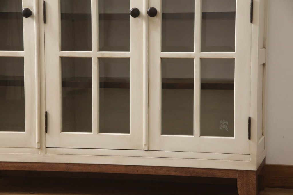 食器棚をペイントリメイク!高品質リペアを施し、脚を取り付け。本体をアンティークホワイトにペイント、天板・土台・脚を明るい茶色に着色仕上げ。