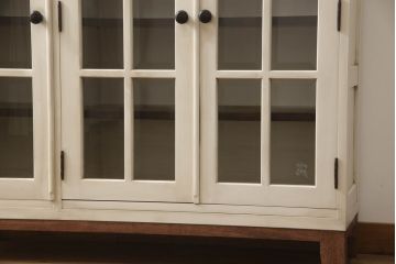 食器棚をペイントリメイク!高品質リペアを施し、脚を取り付け。本体をアンティークホワイトにペイント、天板・土台・脚を明るい茶色に着色仕上げ。