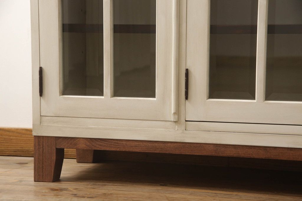 食器棚をペイントリメイク!高品質リペアを施し、脚を取り付け。本体をアンティークホワイトにペイント、天板・土台・脚を明るい茶色に着色仕上げ。