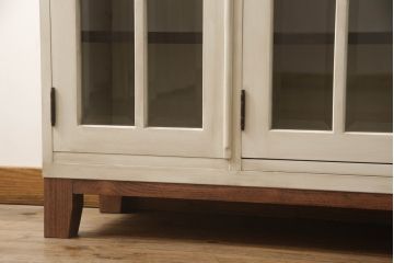 食器棚をペイントリメイク!高品質リペアを施し、脚を取り付け。本体をアンティークホワイトにペイント、天板・土台・脚を明るい茶色に着色仕上げ。