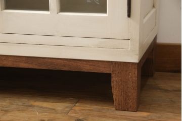 食器棚をペイントリメイク!高品質リペアを施し、脚を取り付け。本体をアンティークホワイトにペイント、天板・土台・脚を明るい茶色に着色仕上げ。