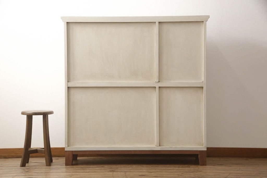 食器棚をペイントリメイク!高品質リペアを施し、脚を取り付け。本体をアンティークホワイトにペイント、天板・土台・脚を明るい茶色に着色仕上げ。