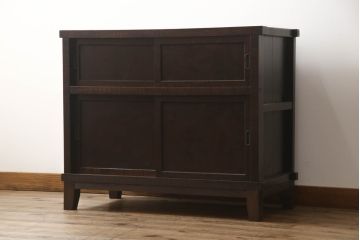 2段重ね箪笥を2つのサイドボードにリメイク!上段の開き戸に棚受けと棚板を制作し、電源タップとリモコン中継器を取り付け。下段は棚底を張り替え。いずれも引手・取っ手を交換し脚を付けて、新材は本体に合わせて着色。本体は1トーン落ち着いた色に仕上げ。