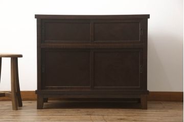 2段重ね箪笥を2つのサイドボードにリメイク!上段の開き戸に棚受けと棚板を制作し、電源タップとリモコン中継器を取り付け。下段は棚底を張り替え。いずれも引手・取っ手を交換し脚を付けて、新材は本体に合わせて着色。本体は1トーン落ち着いた色に仕上げ。