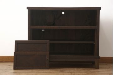 2段重ね箪笥を2つのサイドボードにリメイク!上段の開き戸に棚受けと棚板を制作し、電源タップとリモコン中継器を取り付け。下段は棚底を張り替え。いずれも引手・取っ手を交換し脚を付けて、新材は本体に合わせて着色。本体は1トーン落ち着いた色に仕上げ。