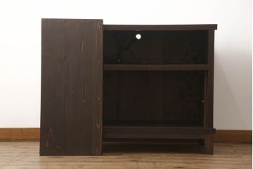 2段重ね箪笥を2つのサイドボードにリメイク!上段の開き戸に棚受けと棚板を制作し、電源タップとリモコン中継器を取り付け。下段は棚底を張り替え。いずれも引手・取っ手を交換し脚を付けて、新材は本体に合わせて着色。本体は1トーン落ち着いた色に仕上げ。