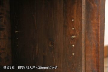 2段重ね箪笥を2つのサイドボードにリメイク!上段の開き戸に棚受けと棚板を制作し、電源タップとリモコン中継器を取り付け。下段は棚底を張り替え。いずれも引手・取っ手を交換し脚を付けて、新材は本体に合わせて着色。本体は1トーン落ち着いた色に仕上げ。