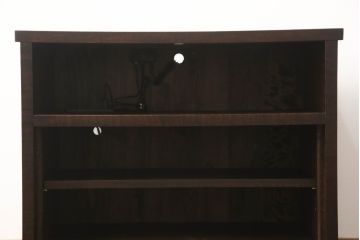 2段重ね箪笥を2つのサイドボードにリメイク!上段の開き戸に棚受けと棚板を制作し、電源タップとリモコン中継器を取り付け。下段は棚底を張り替え。いずれも引手・取っ手を交換し脚を付けて、新材は本体に合わせて着色。本体は1トーン落ち着いた色に仕上げ。
