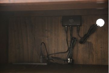 2段重ね箪笥を2つのサイドボードにリメイク!上段の開き戸に棚受けと棚板を制作し、電源タップとリモコン中継器を取り付け。下段は棚底を張り替え。いずれも引手・取っ手を交換し脚を付けて、新材は本体に合わせて着色。本体は1トーン落ち着いた色に仕上げ。