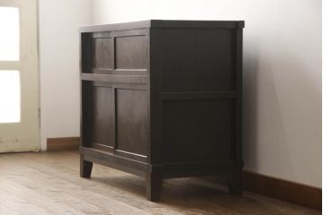 2段重ね箪笥を2つのサイドボードにリメイク!上段の開き戸に棚受けと棚板を制作し、電源タップとリモコン中継器を取り付け。下段は棚底を張り替え。いずれも引手・取っ手を交換し脚を付けて、新材は本体に合わせて着色。本体は1トーン落ち着いた色に仕上げ。