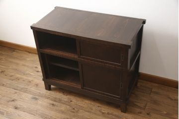 2段重ね箪笥を2つのサイドボードにリメイク!上段の開き戸に棚受けと棚板を制作し、電源タップとリモコン中継器を取り付け。下段は棚底を張り替え。いずれも引手・取っ手を交換し脚を付けて、新材は本体に合わせて着色。本体は1トーン落ち着いた色に仕上げ。