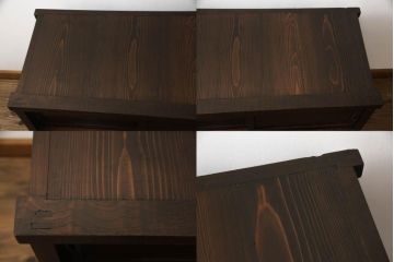 2段重ね箪笥を2つのサイドボードにリメイク!上段の開き戸に棚受けと棚板を制作し、電源タップとリモコン中継器を取り付け。下段は棚底を張り替え。いずれも引手・取っ手を交換し脚を付けて、新材は本体に合わせて着色。本体は1トーン落ち着いた色に仕上げ。