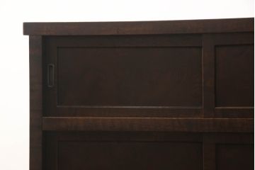 2段重ね箪笥を2つのサイドボードにリメイク!上段の開き戸に棚受けと棚板を制作し、電源タップとリモコン中継器を取り付け。下段は棚底を張り替え。いずれも引手・取っ手を交換し脚を付けて、新材は本体に合わせて着色。本体は1トーン落ち着いた色に仕上げ。