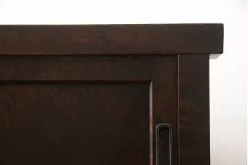 2段重ね箪笥を2つのサイドボードにリメイク!上段の開き戸に棚受けと棚板を制作し、電源タップとリモコン中継器を取り付け。下段は棚底を張り替え。いずれも引手・取っ手を交換し脚を付けて、新材は本体に合わせて着色。本体は1トーン落ち着いた色に仕上げ。