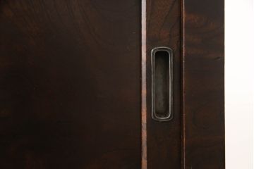 2段重ね箪笥を2つのサイドボードにリメイク!上段の開き戸に棚受けと棚板を制作し、電源タップとリモコン中継器を取り付け。下段は棚底を張り替え。いずれも引手・取っ手を交換し脚を付けて、新材は本体に合わせて着色。本体は1トーン落ち着いた色に仕上げ。