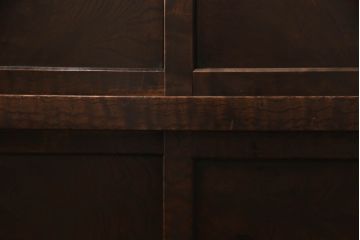 2段重ね箪笥を2つのサイドボードにリメイク!上段の開き戸に棚受けと棚板を制作し、電源タップとリモコン中継器を取り付け。下段は棚底を張り替え。いずれも引手・取っ手を交換し脚を付けて、新材は本体に合わせて着色。本体は1トーン落ち着いた色に仕上げ。