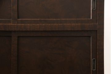 2段重ね箪笥を2つのサイドボードにリメイク!上段の開き戸に棚受けと棚板を制作し、電源タップとリモコン中継器を取り付け。下段は棚底を張り替え。いずれも引手・取っ手を交換し脚を付けて、新材は本体に合わせて着色。本体は1トーン落ち着いた色に仕上げ。