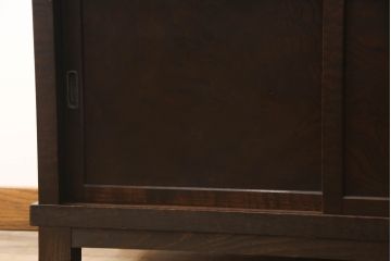 2段重ね箪笥を2つのサイドボードにリメイク!上段の開き戸に棚受けと棚板を制作し、電源タップとリモコン中継器を取り付け。下段は棚底を張り替え。いずれも引手・取っ手を交換し脚を付けて、新材は本体に合わせて着色。本体は1トーン落ち着いた色に仕上げ。