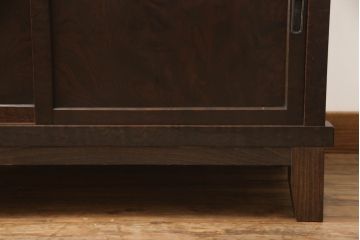 2段重ね箪笥を2つのサイドボードにリメイク!上段の開き戸に棚受けと棚板を制作し、電源タップとリモコン中継器を取り付け。下段は棚底を張り替え。いずれも引手・取っ手を交換し脚を付けて、新材は本体に合わせて着色。本体は1トーン落ち着いた色に仕上げ。