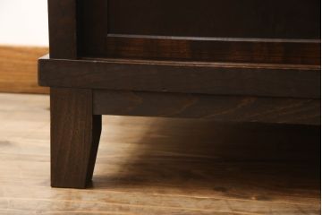 2段重ね箪笥を2つのサイドボードにリメイク!上段の開き戸に棚受けと棚板を制作し、電源タップとリモコン中継器を取り付け。下段は棚底を張り替え。いずれも引手・取っ手を交換し脚を付けて、新材は本体に合わせて着色。本体は1トーン落ち着いた色に仕上げ。