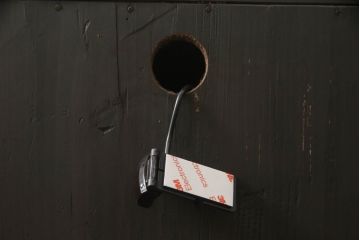 2段重ね箪笥を2つのサイドボードにリメイク!上段の開き戸に棚受けと棚板を制作し、電源タップとリモコン中継器を取り付け。下段は棚底を張り替え。いずれも引手・取っ手を交換し脚を付けて、新材は本体に合わせて着色。本体は1トーン落ち着いた色に仕上げ。