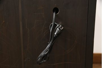 2段重ね箪笥を2つのサイドボードにリメイク!上段の開き戸に棚受けと棚板を制作し、電源タップとリモコン中継器を取り付け。下段は棚底を張り替え。いずれも引手・取っ手を交換し脚を付けて、新材は本体に合わせて着色。本体は1トーン落ち着いた色に仕上げ。