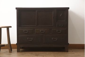 2段重ね箪笥を2つのサイドボードにリメイク!上段の開き戸に棚受けと棚板を制作し、電源タップとリモコン中継器を取り付け。下段は棚底を張り替え。いずれも引手・取っ手を交換し脚を付けて、新材は本体に合わせて着色。本体は1トーン落ち着いた色に仕上げ。