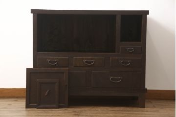 2段重ね箪笥を2つのサイドボードにリメイク!上段の開き戸に棚受けと棚板を制作し、電源タップとリモコン中継器を取り付け。下段は棚底を張り替え。いずれも引手・取っ手を交換し脚を付けて、新材は本体に合わせて着色。本体は1トーン落ち着いた色に仕上げ。