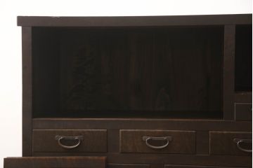 2段重ね箪笥を2つのサイドボードにリメイク!上段の開き戸に棚受けと棚板を制作し、電源タップとリモコン中継器を取り付け。下段は棚底を張り替え。いずれも引手・取っ手を交換し脚を付けて、新材は本体に合わせて着色。本体は1トーン落ち着いた色に仕上げ。