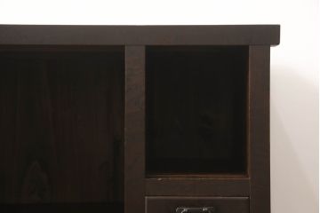 2段重ね箪笥を2つのサイドボードにリメイク!上段の開き戸に棚受けと棚板を制作し、電源タップとリモコン中継器を取り付け。下段は棚底を張り替え。いずれも引手・取っ手を交換し脚を付けて、新材は本体に合わせて着色。本体は1トーン落ち着いた色に仕上げ。