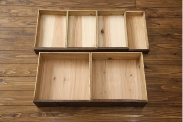 2段重ね箪笥を2つのサイドボードにリメイク!上段の開き戸に棚受けと棚板を制作し、電源タップとリモコン中継器を取り付け。下段は棚底を張り替え。いずれも引手・取っ手を交換し脚を付けて、新材は本体に合わせて着色。本体は1トーン落ち着いた色に仕上げ。