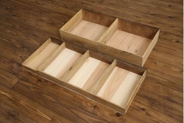 2段重ね箪笥を2つのサイドボードにリメイク!上段の開き戸に棚受けと棚板を制作し、電源タップとリモコン中継器を取り付け。下段は棚底を張り替え。いずれも引手・取っ手を交換し脚を付けて、新材は本体に合わせて着色。本体は1トーン落ち着いた色に仕上げ。