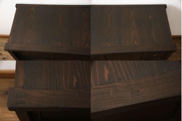 2段重ね箪笥を2つのサイドボードにリメイク!上段の開き戸に棚受けと棚板を制作し、電源タップとリモコン中継器を取り付け。下段は棚底を張り替え。いずれも引手・取っ手を交換し脚を付けて、新材は本体に合わせて着色。本体は1トーン落ち着いた色に仕上げ。
