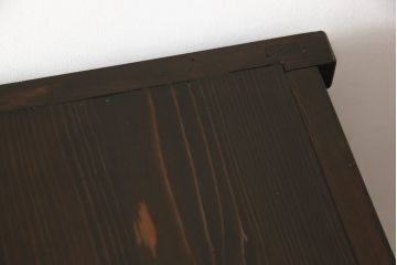 2段重ね箪笥を2つのサイドボードにリメイク!上段の開き戸に棚受けと棚板を制作し、電源タップとリモコン中継器を取り付け。下段は棚底を張り替え。いずれも引手・取っ手を交換し脚を付けて、新材は本体に合わせて着色。本体は1トーン落ち着いた色に仕上げ。