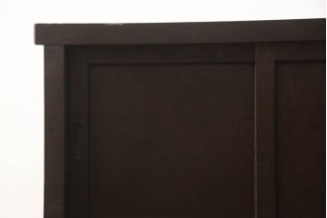 2段重ね箪笥を2つのサイドボードにリメイク!上段の開き戸に棚受けと棚板を制作し、電源タップとリモコン中継器を取り付け。下段は棚底を張り替え。いずれも引手・取っ手を交換し脚を付けて、新材は本体に合わせて着色。本体は1トーン落ち着いた色に仕上げ。