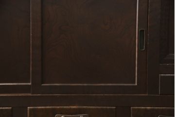 2段重ね箪笥を2つのサイドボードにリメイク!上段の開き戸に棚受けと棚板を制作し、電源タップとリモコン中継器を取り付け。下段は棚底を張り替え。いずれも引手・取っ手を交換し脚を付けて、新材は本体に合わせて着色。本体は1トーン落ち着いた色に仕上げ。