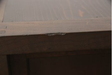 2段重ね箪笥を2つのサイドボードにリメイク!上段の開き戸に棚受けと棚板を制作し、電源タップとリモコン中継器を取り付け。下段は棚底を張り替え。いずれも引手・取っ手を交換し脚を付けて、新材は本体に合わせて着色。本体は1トーン落ち着いた色に仕上げ。